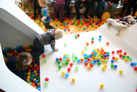 Der neue Kinderspielplatz mit integrierter Zahnarztpraxis (!) war auf der Eröffnungsparty der Renner (KU64-Kudamm-Berlin)
