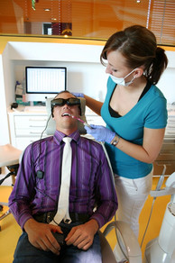 berlin kudamm zahnarzt praxis extra service implantate dvd ipdo video brille film während der behandlung