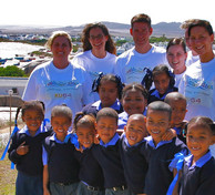 Das KU64-Team mit Kinder in Südafrika