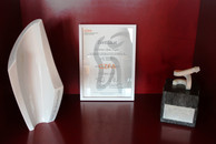 Einer der zahlreichen Preise, die KU64 gewonnen hat, ist auch der Servicepreis "Grenander Award" (links im Bild)!