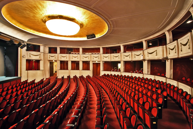 Der samtene rote Innenraum des Theaters Komödie am Kurfürstendamm