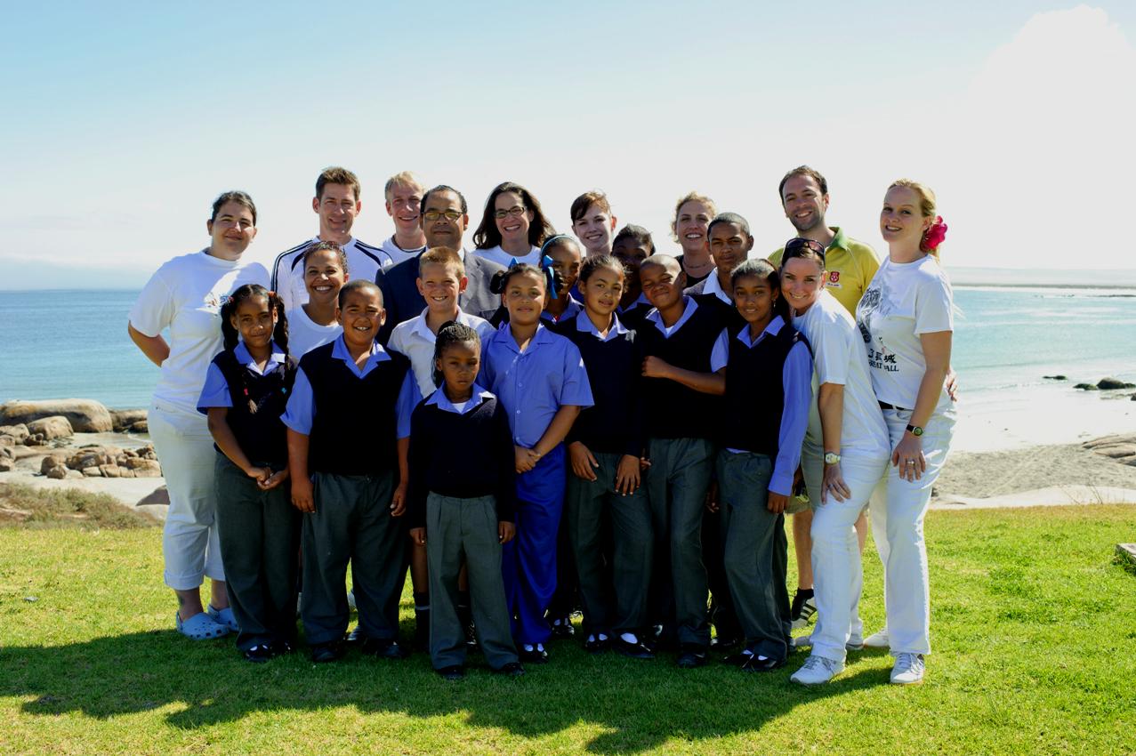 Das KU64-Team und Schüler der Paternoster-Grundschule im Jahr 2011
