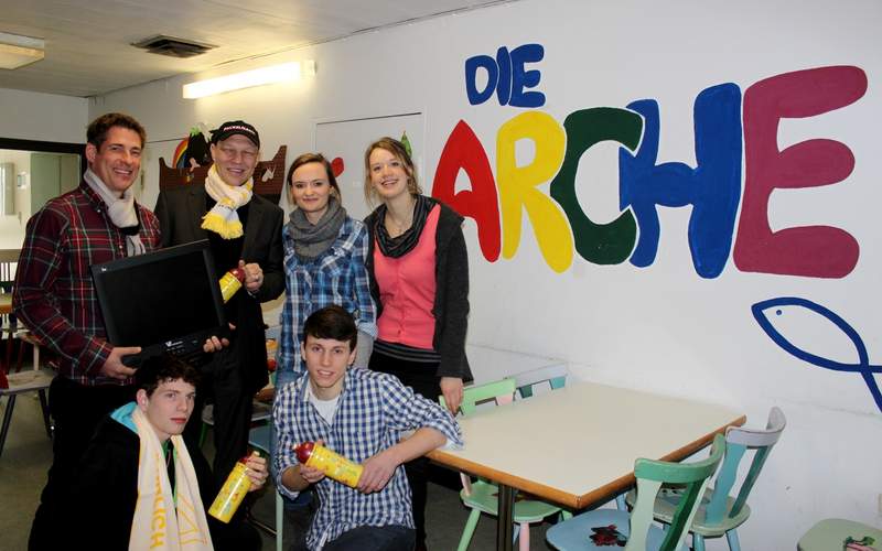 Ex-Boxer Axel Schulz und KU64-Inhaber Dr. Stephan Ziegler haben ein Herz für Kinder und übergeben der ARCHE BERLIN Rechner und Spielzeug!